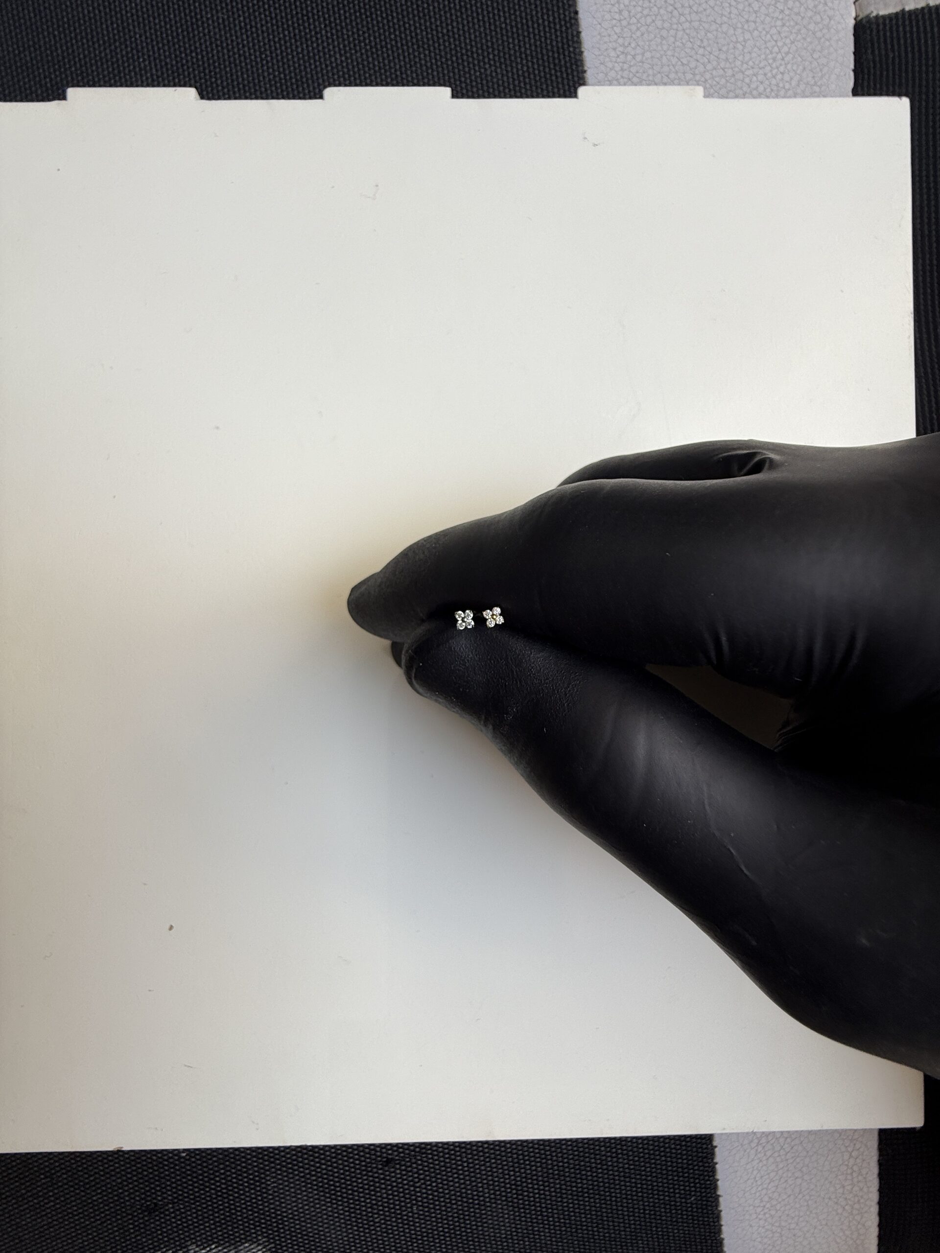 Flor 4 zircônias com bolinha no meio 4741  4740